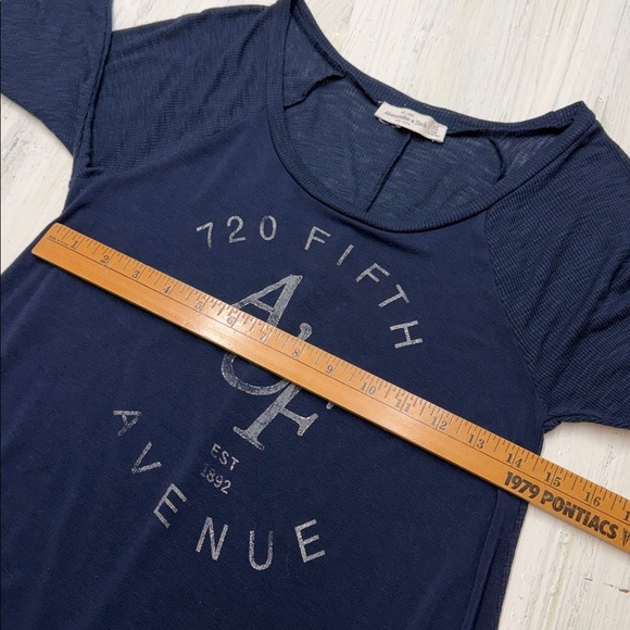 Abercrombie & Fitch Navy Blue Graphic High-Low Long Sleeve Top Sz XS - Picture 4 of 10